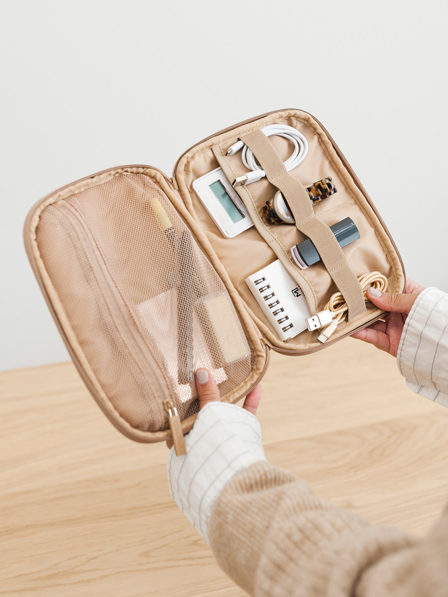 The Advantages of Having a Tech Organizer When You Travel