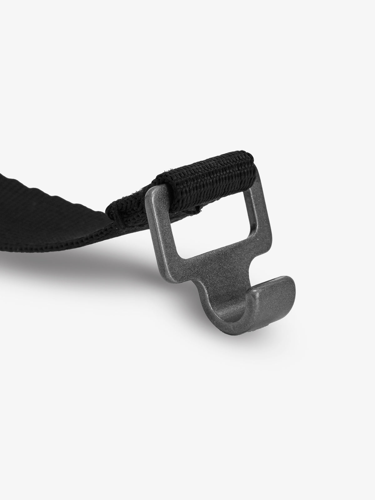 Close up of clip of CALPAK Battery-Free Luggage Scale; ABFS2401-GREY