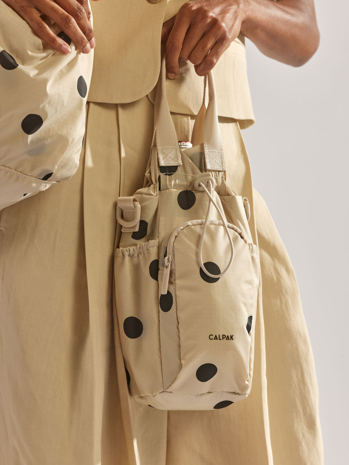 water bottle holder with straps in polka dot; AWH2101-POLKA-DOT