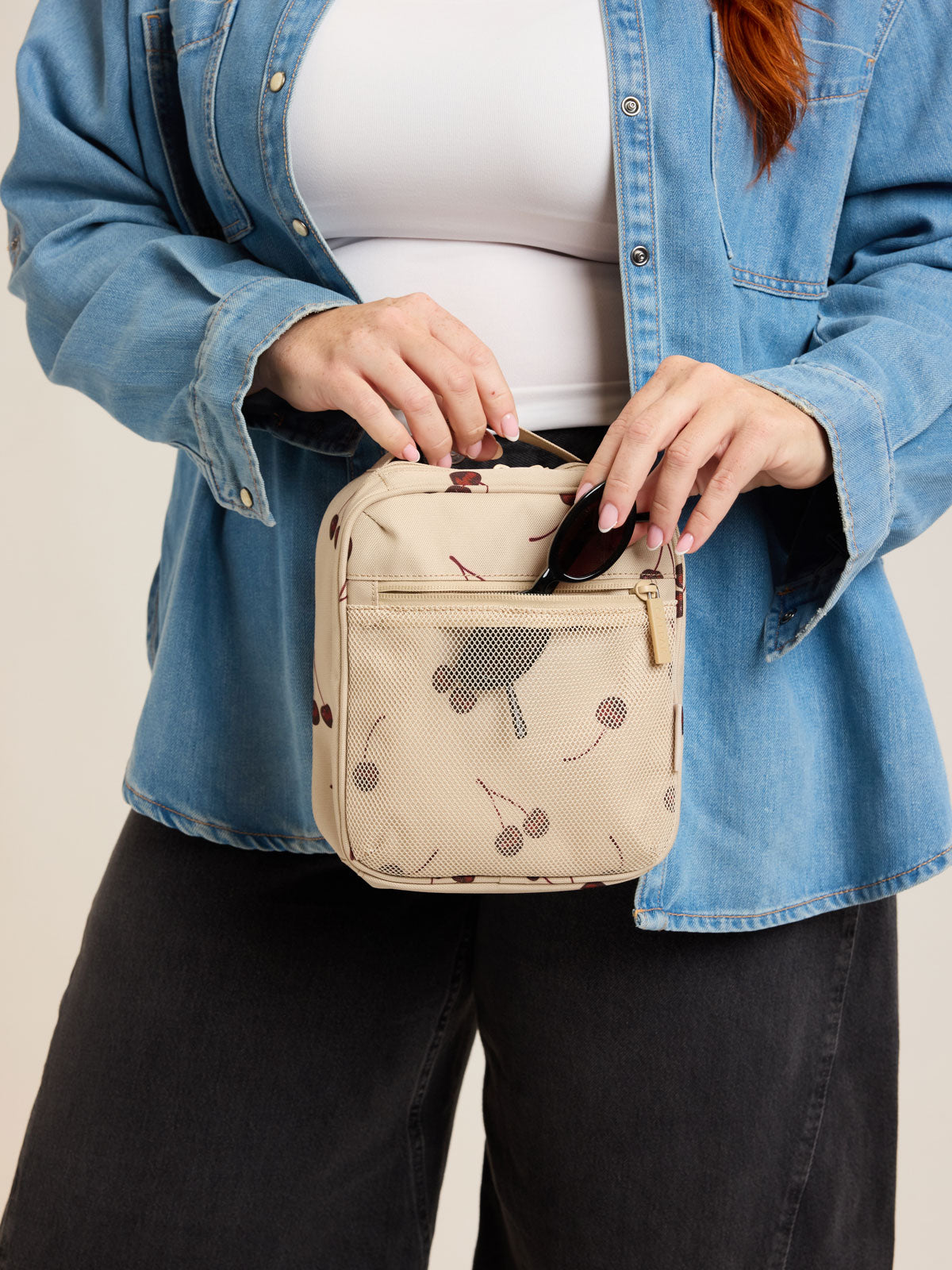 Model with CALPAK Everything Cube beige with cherry print Oatmeal Pink; ACE2401-OATMEAL-CHERRY